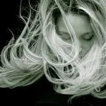 Hiusten kasvua voidaan edistää.